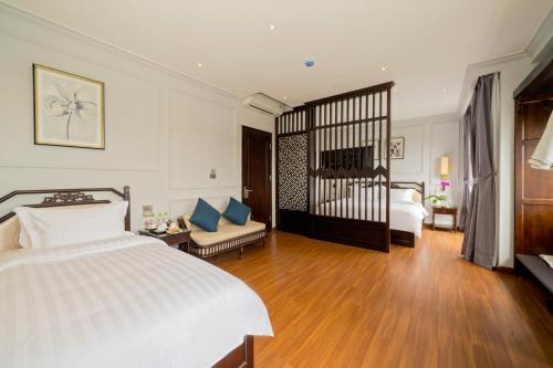 Family Suite with Balcony and Bathtub