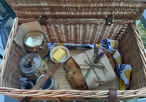 . Wattle Creek Studio with Breakfast Basket