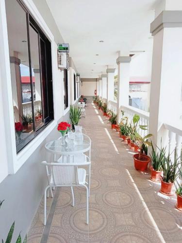 View, Secluded Apartment with Full Kitchen & Balcony Garden View in Liloan