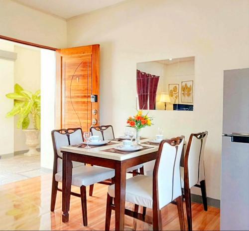 Facilities, Secluded Apartment with Full Kitchen & Balcony Garden View in Liloan