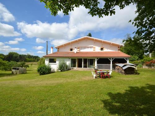 Spacious house, centrally located for excursions gîte à louer Saint-Martin-de-Lerm