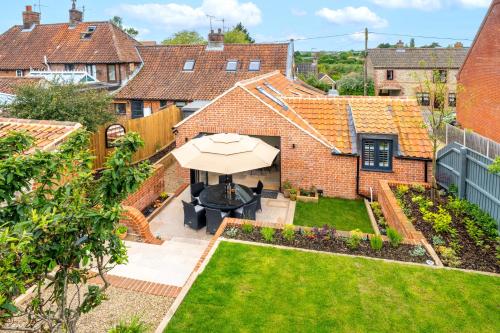 Viesnīcas āriene, Knyvetts sleeps 6, 3 double beds, pretty garden in North Creake