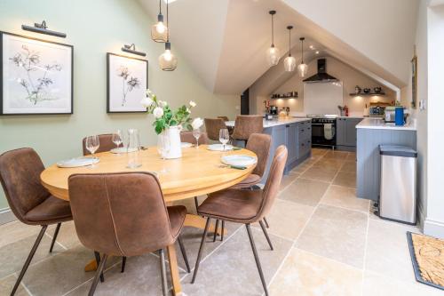 virtuve, Knyvetts sleeps 6, 3 double beds, pretty garden in North Creake