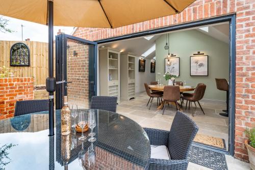 Iekārtas, Knyvetts sleeps 6, 3 double beds, pretty garden in North Creake