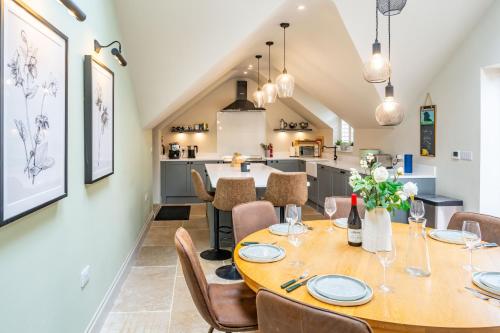 virtuve, Knyvetts sleeps 6, 3 double beds, pretty garden in North Creake