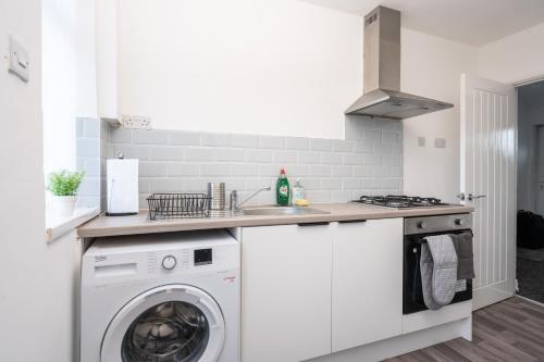 Contractor House - Sleeps 7 - 5 Beds - Central Liverpool - Free Parking & WiFi in Croxteth