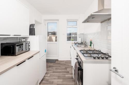 Contractor House - Sleeps 7 - 5 Beds - Central Liverpool - Free Parking & WiFi in Croxteth