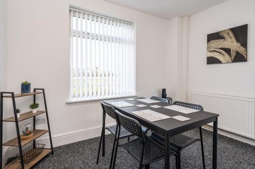 Contractor House - Sleeps 7 - 5 Beds - Central Liverpool - Free Parking & WiFi in Croxteth