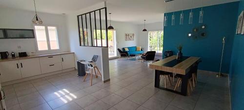 virtuve, La Villa Lyne - villa moderne 4 chambres 8 personnes clim in Lezan