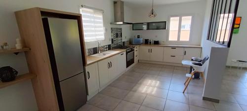 virtuve, La Villa Lyne - villa moderne 4 chambres 8 personnes clim in Lezan