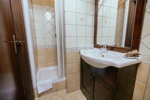Standard Twin Room image 5