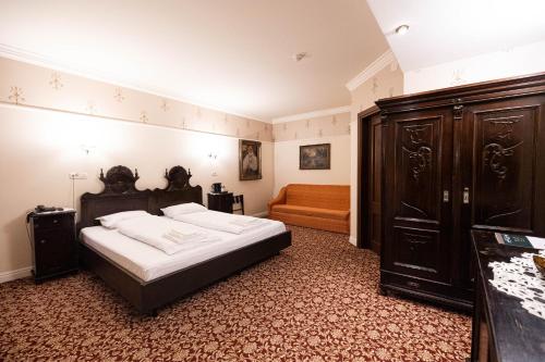 Superior Double Room with Sofa Bed image 4