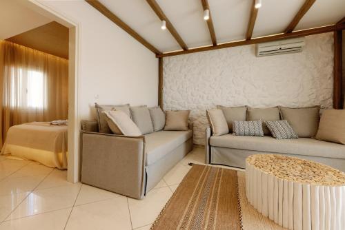 1 queen bed, 2 sofa beds