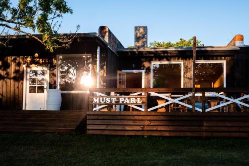 Must Parl Abrukas in Kudjape