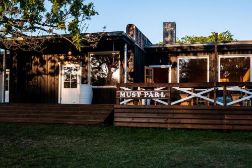 Must Parl Abrukas in Kudjape