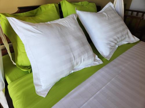1 queen bed, 1 twin bed