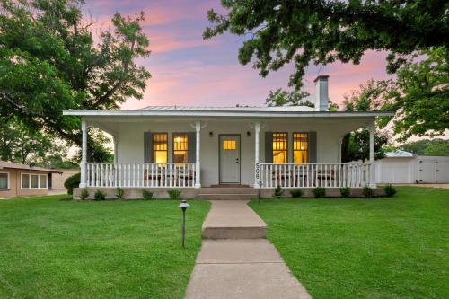 Wine Down House - Fire Pit & Walk to Main St in Fredericksburg, USA