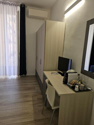 Deluxe Double Room with Balcony image 3