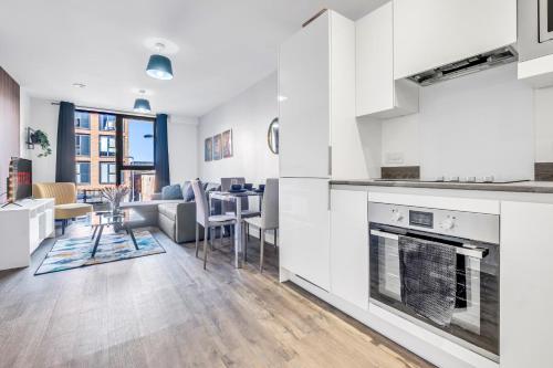 City Centre Emerald Escape - SLEEPS-6, 2BEDS & 2BATHS , NETFLIX , FREE INTERNET, Birmingham (foto 9)