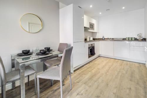 City Centre Emerald Escape - SLEEPS-6, 2BEDS & 2BATHS , NETFLIX , FREE INTERNET, Birmingham (foto 10)