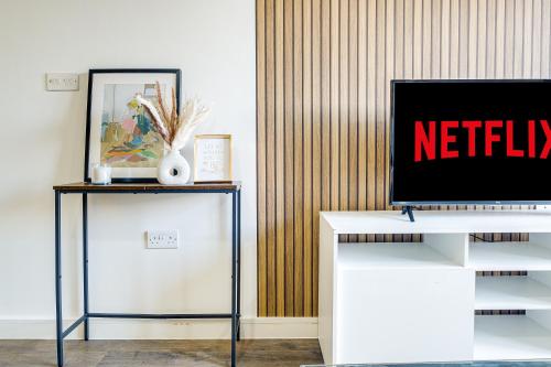 City Centre Emerald Escape - SLEEPS-6, 2BEDS & 2BATHS , NETFLIX , FREE INTERNET, Birmingham (foto 3)
