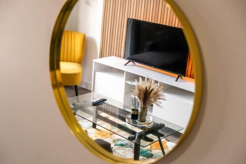City Centre Emerald Escape - SLEEPS-6, 2BEDS & 2BATHS , NETFLIX , FREE INTERNET, Birmingham (foto 8)