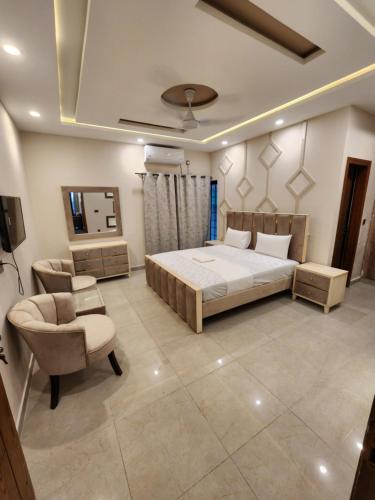 The Oak Residence - image 2
