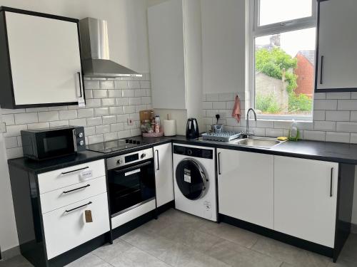 Konyha, Entire PinkApt - Free parking - Up to 4 guests - 3 beds - Close to city centre - Self check in in Ballymacarrett