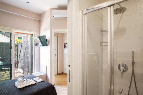 Single Room with Private Bathroom image 10