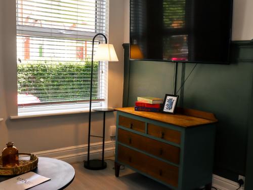 Spacious Stylish Home with FREE Parking 10 Mins to Manchester Centre & AO Arena Ideal for Groups & Long Stays, Manchester