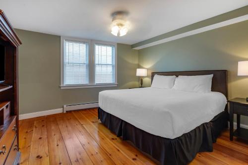 564891387 Essex Street Inn & Suites, Ascend Hotel Collection