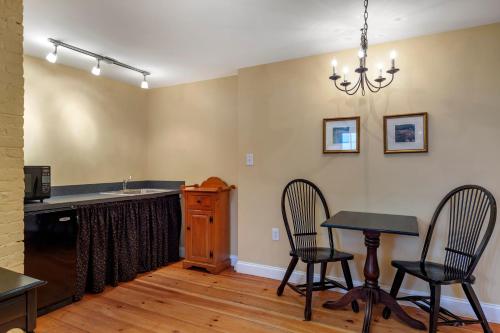 564891479 Essex Street Inn & Suites, Ascend Hotel Collection