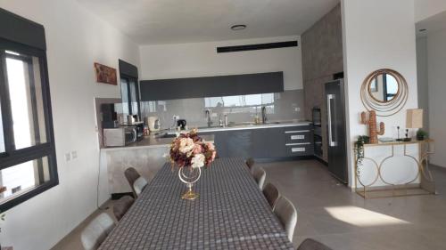 Kitchen, פנטאהוז 7 חדרים עם בריכה ונוף מטריף בטבריה קרית שמואל in Tiberias City Center