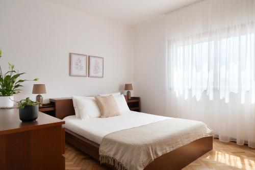 KING SIZE Bed with Air Conditioning near the BEACH & FREE Street Parking