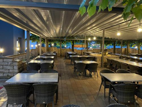 LIGHTPLACE • Großere Gruppen • 4 Einzelzimmer • Boxspring • Smart TV • Biergarten • Restaurant - Vechelde