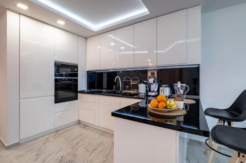 Boutique 1 bedroom apartment with Parking and Port View