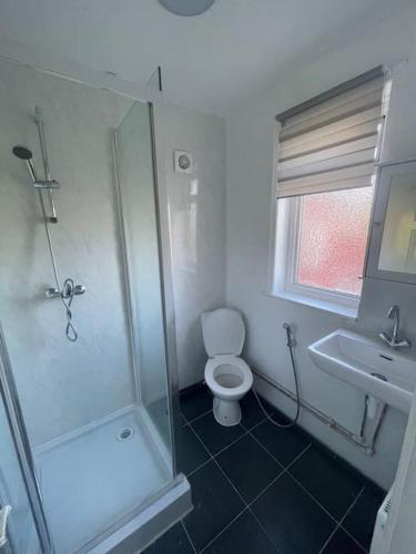 Cheerful 3 bed entire house, newly refurbished - Tap to explore photos