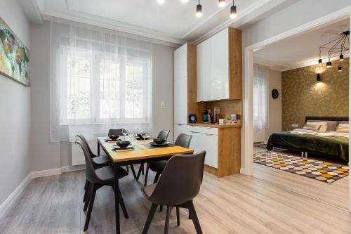 Serpentine Apartments at Buda Castle 3