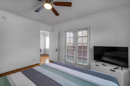Chic Charming 2-Bedroom with office in the WeHo in Los Angeles, USA