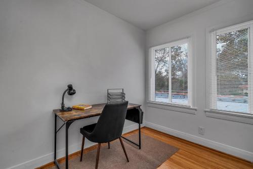 Chic Charming 2-Bedroom with office in the WeHo in Los Angeles, USA