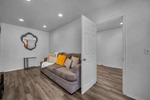 Small 1-bedroom with small yard in West Hollywood in Los Angeles, USA