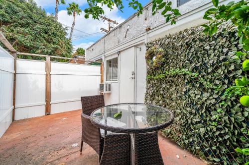 Small 1-bedroom with small yard in West Hollywood in Los Angeles, USA