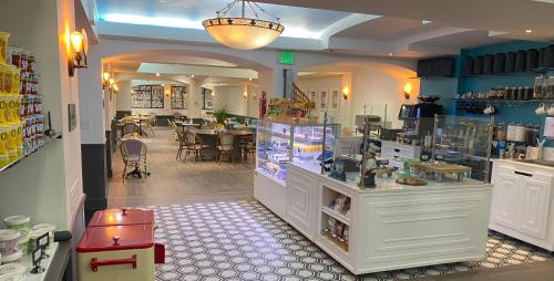 ฮอลลีวูด โฮเทล (Hollywood Hotel) near โรงละครกรีก