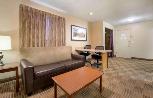 Deluxe Studio with 1 Queen Bed - Non-Smoking image 6