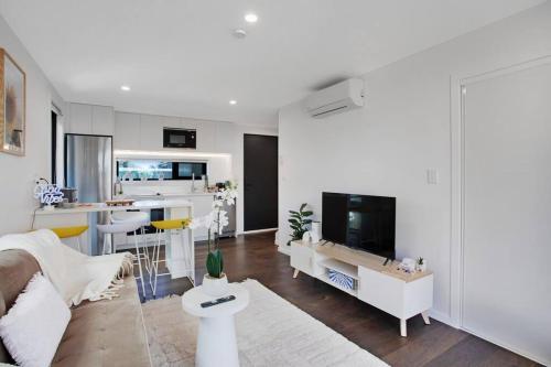 Modern Family Home 7km Airport Free Park, Auckland