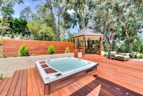 อ่างแช่น้ำร้อน, The Sanctuary in ลากูนาฮิลส์ (CA)