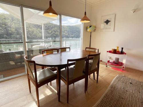 NINE at Berowra Waters, luxury waterfront with hot tub in Berowra