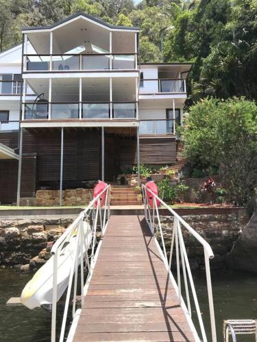 NINE at Berowra Waters, luxury waterfront with hot tub in Berowra