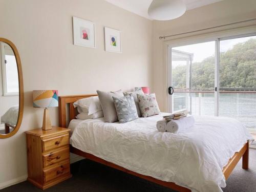 NINE at Berowra Waters, luxury waterfront with hot tub in Berowra