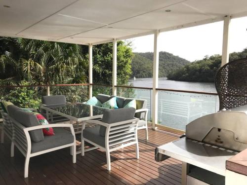 NINE at Berowra Waters, luxury waterfront with hot tub in Berowra